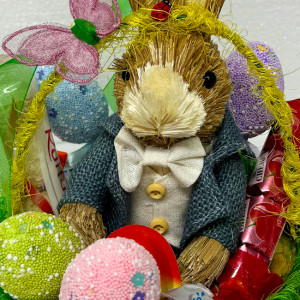 Cos Easter, decoratiune iepure, 4 oua decorative, Kinder Joy 20gr, praline Raffaello 40gr, praline Mon Cheri 52.5gr, 3 Kinder Schoko Bons 18gr ,in cos cadou
