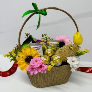 Cos cadou Paste Honey Bunny cu Ferrero Rocher, Kinder Country, Joe XXL si aranjament floral decorativ - Img 6
