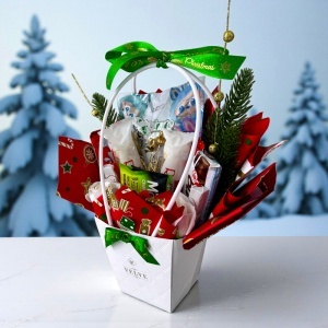 Cos Christmas Delice, cu figurina Labubu, selectie de dulciuri, trandafiri de sapun si crengute de brad, 33x30 cm - Img 2