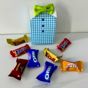 Cosulet cadou Delice, cafea Davidoff 250gr, selectie de mini praline,  napolitana My Motto, ciocolata Ritter 100gr, decoratiune Glob Pamantesc