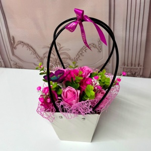Cos floral Roses Scent, cu trandafiri din sapun parfumati si plante artificiale, 34 cm, Roz