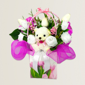 Cosulet aniversar Floral Collection, cu ursulet de plus, plante verzi, hortensii, lalele, trandafiri si lacramioare artizanale
