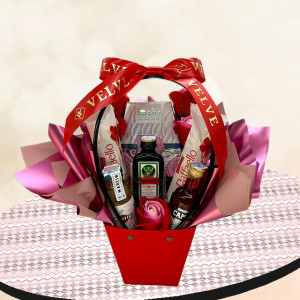 Cosulet cadou Delice cu pancarta si text "La multi ani, Maria!", cinci trandafiri cu trei nuante, Parfum Lattafa Washwashah, Praline Raffello, Lichior Jagermeister, Lichior Campari Aperitiv si Lichior Martini