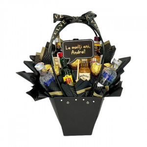 Cosulet cadou Delice pentru barbati, cu pancarta si text "La multi ani, Andrei!", cu 5 praline Ferrero si bauturi spirtoase in miniatura, Chivas Regal 12 YO, 2 sticle de Absolut Vodka, Jack Daniels, Jack Gentleman, J&B si Hennssy.