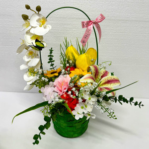 Cosulet aniversar Floral Collection, cu plante verzi, orhidee, iris, lacramioare artificiale, trandafiri, lalele, floarea soarelui si hortensii de sapun, in cos verde