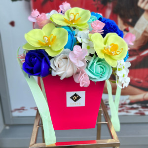 Cosulet Prinsess cu trandafiri, orhidee, eucalipt so hortensii roz- blue-albastru