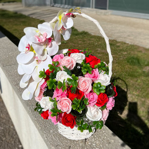 Cosulet Royal Orchid, cu trandafiri de sapun de sapun, accesorizati cu flori si plante artificiale, rosu-alb-verde