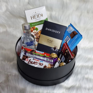 Cutie cadou Absolut, cafea Davidoff, vodca si dulciuri