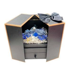Cutie cu bijuterii, cercei si pandantiv cu cristale swarovski, trandafiri albastrii si hortensii criogenate, Ø 13 X 13 X 171