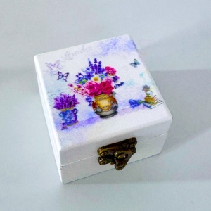 Cutie din lemn cu oglinda, pentru bijuterii si accesorii, model floral, Vaza, 6x6x4, Alb