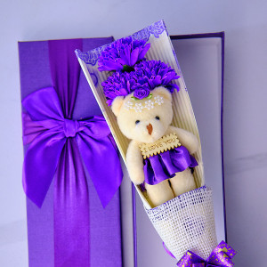 Cutie Dulcea Afirmare, cu cadou in interior, buchet cu ursulet si flori criogenate, mov