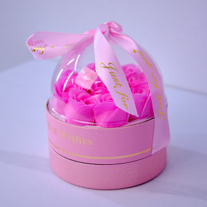 Set elegant din 2 piese, cu trandafiri de sapun in cupola si accesoriu, in cutie cadou, roz