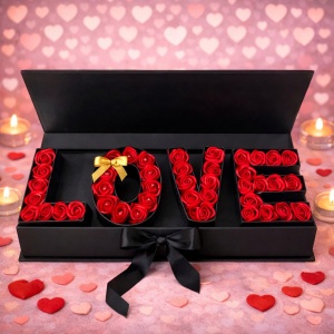 Cutie florala Luxury Breeze cu trandafiri din sapun, legare cu panglica satinata si text "LOVE", Negru - Img 3