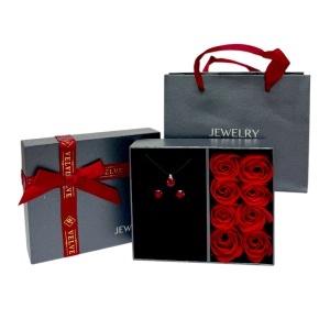 Cutie luxury cu trandafiri rosii din sapun si set bijuterii argint cu cristale Swarovski, in cutie cadou eleganta - Img 2