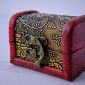 Cutie pentru accesorii, in forma de cufar din lemn 8 x 6 x 6
