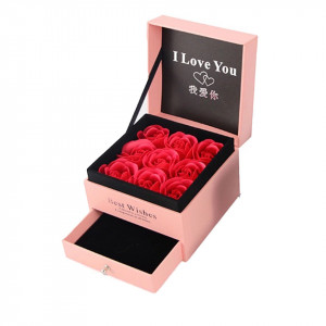 Cutie suport pentru accesorii "Love Wishes" cu sertar, 9 trandafiri de sapun, felicitare si punga de cadou 