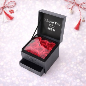 Cutie pentru accesorii "Love Wishes" cu sertar, noua trandafiri de sapun, felicitare si punga de cadou, Negru - Img 2