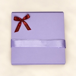 Cutie pentru cadou Lavender Elegance, lila cu panglica si fundita, 26x25 cm - Img 4