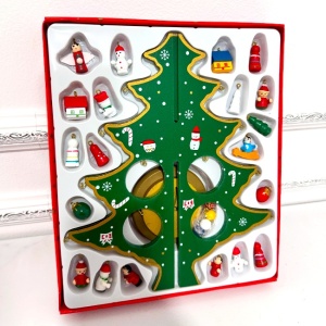 Decoratiune craft Do it Yourself de Craciun, bradut si globulete in miniatura, Verde