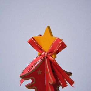 Decoratiune de Craciun, bradut si globulete in miniatura, rosu - 13 x 6.5cm