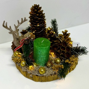 Decoratiune handmade ChristmasDay LED, cu lumanare decorativa, ornament in forma de ren, conuri si ramuri de brad, globuri si licheni, pe suport de lemn, Verde