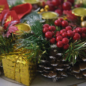 Decoratiune "Lumina Festiva" tip coronita din brad cu suport pentru lumanari