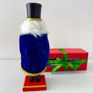 Decoratiune pentru masa de Craciun, Spargatorul de Nuci in uniforma festiva, Tobosar, Albastru-Rosu, 25cm - Img 5