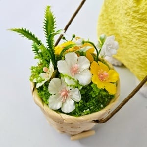 Decoratiune pentru Paste, iepuras fetita cu cosulet si flori, 33 cm - Img 2