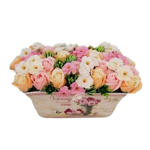 Jardiniera cu aranjament floral deosebit, flori de cires si trandafiri de sapun, 27x17x13 cm2
