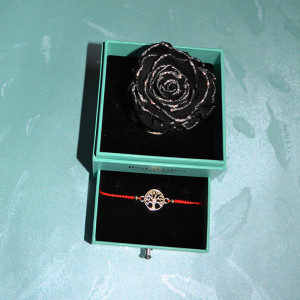 Martisor bratara in cutie cu sertar si trandafir criogenat Negru