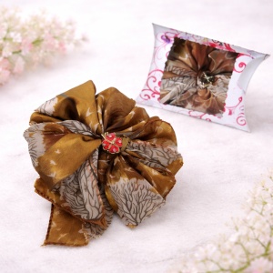 Martisor esarfa din satin, imprimeu floral crem, accesorizata cu brosa trifoi