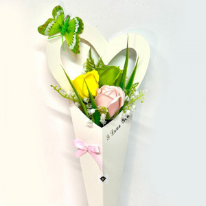 Aranjament floral, vestirea primaverii cu 3 trandafiri din sapun si margaritari, verde-galben-roz