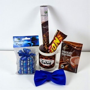 Pachet Brave, pentru cel mai bun coleg, cu cana personalizata, dulciuri, papion si accesorii aromatice - Img 2