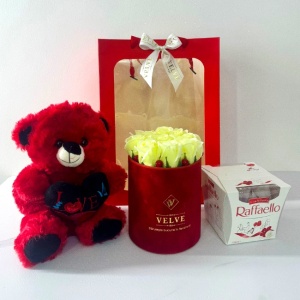Set cadou Bright, aranjament floral cu 9 trandafiri din sapun fosforecenti, ursulet de plus, Raffaello si ambalaj cadou, Rosu
