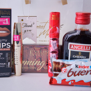 Pachet cadou Beauty Gift, cu Ruj Liquid Matt Eveline Cosmetics, Rimel Eveline Cosmetics, Farduri de pleoape Eveline Charming Mocha, 5 praline Mon Cherry, Kinder Bueno si lichior Angelli Cherry 200ml, in punga asortata, Crem 4