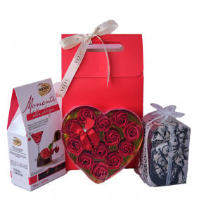 Set Chocolate Heart, cu esarfa, cutie cu ciocolata si trandafiri de sapun