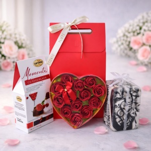 Pachet cadou Chocolate Heart cu trandafiri de sapun, praline cu cirese si esarfa