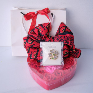 Pachet cadou Good Luck, cu brosa trifoi, esarfa satinata si cutie - inima cu trandafiri de sapun, in punga eleganta, Rosu