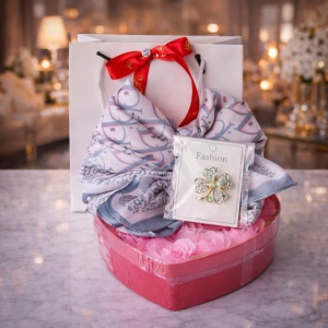 Pachet cadou Good Luck, cu brosa trifoi, esarfa satinata si cutie - inima cu trandafiri de sapun, in punga eleganta, Roz pal