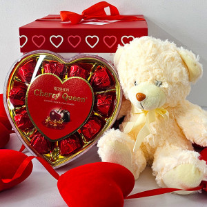 Pachet cadou pentru indragostiti, A Drop of Love, ursulet de plus 20 cm, ghirlanda artizanala cu inimioare catifelate si praline Roshen Cherry Queen 125g, ambalate in cutie deosebita 3
