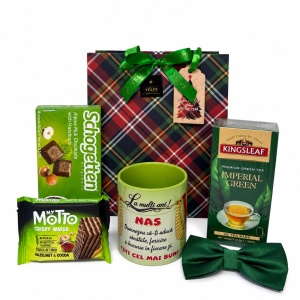 Pachet cadou pentru nas, Green Edition, cu cana cu mesaj, papion verde, ceai si dulciuri