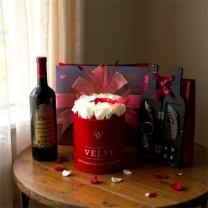 Pachet cadou pentru Nasi, caseta cu 5 accesorii pentru vin, aranjament floral cu 9 trandafiri si o sticla de vin rose de 750 ml cu mesajul "Pentru cei mai buni nasi", Rosu - Img 4