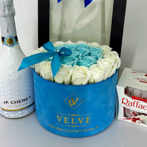 Pachet cadou Splendor, cu Vin spumant JP. Chenet Ice Edition 0,75L, Praline Raffaello 150gr si aranjament floral cu trandafiri de sapun in punga eleganta, Alb-Bleu - Img 2