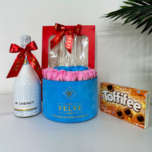Pachet cadou Splendor, cu Vin spumant JP. Chenet Ice Edition 0,75l, Praline Toffifee si aranjament floral cu trandafiri de sapun in punga de cadou1