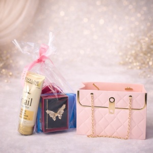 Pachet cadou Tenderness, cu brosa martisor fluture, crema pentru maini Eveline Royal Snail, ciocolata Ritter Sport Alpin Milk si cutie metalica cu trandafiri de sapun si ursulet plus, in punga eleganta tip poseta, Roz - Img 2