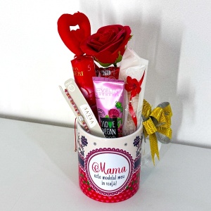 Pachet Cana ceramica, cu mesaj " Te iubesc mama!", dulciuri, decoratiuni si bratara