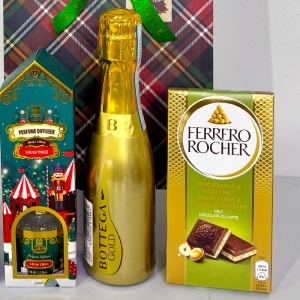 Pachet Christmas Delight, cafea Doncafe Selected, praline Ferrero Rocher, Bottega Gold 200 ml si odorizant de camera, in punga cadou - Img 4