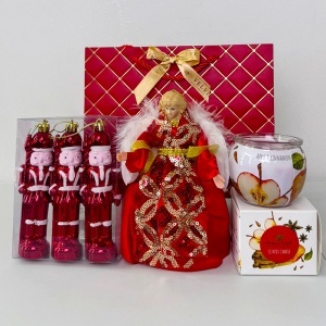 Pachet Christmas Delight, cu inger decorativ, set ornamente brad cu spargatori de nuci si lumanare parfumata, in punga cadou - Img 4