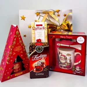 Pachet Christmas Delight, cu odorizant de camera, cafea Fortuna Crema, ciocolata Raffaello si set cana ceramica, farfurie si lingurita, in punga cadou - Img 3