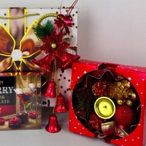 Pachet Christmas Delight, cu praline Roshen Cherry, cutie ceai, set decorativ cu lumânare, in punga tematica - Img 5